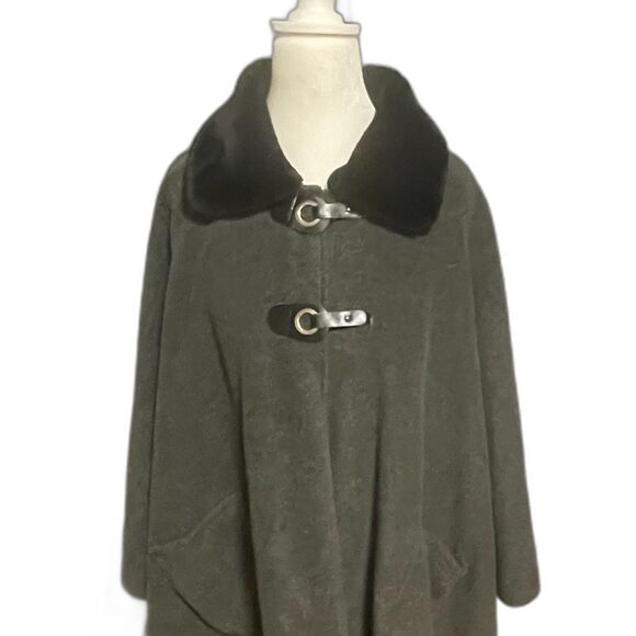 Le Moda Faux Fur Collar Toggle Cape Coat Gray Fleece Poncho One Size - Picture 5 of 11